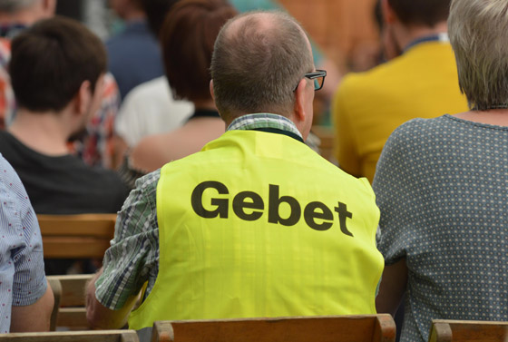 Gebet bewegt und verändert. Im Bild ein Mitarbeiter des Gebetsteams beim Europäischen Methodistischen Festival »Staunen!« in Cuxhaven.