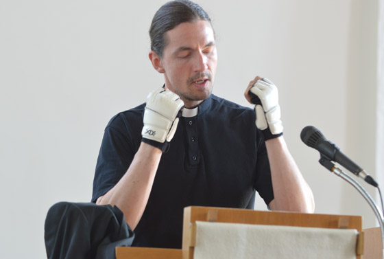 Kersten Benzing legt erst einmal die Handschuhe an, bevor er seine schlagkräftige Predigt über drei Runden startet. 