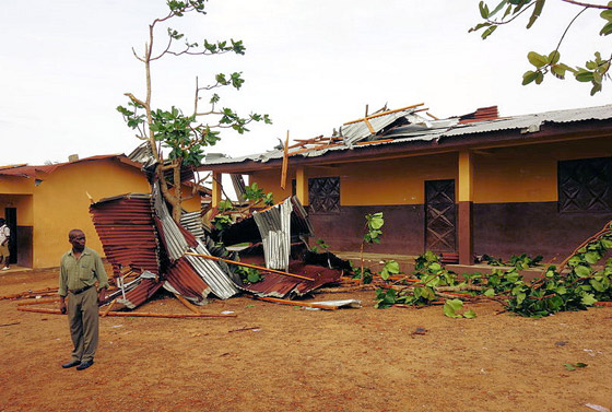 Ein lokal auftretender Sturm, vermutlich eine Windhose, hat die evangelisch-methodistische Njagboima-Schulein Sierra Leone stark beschädigt.