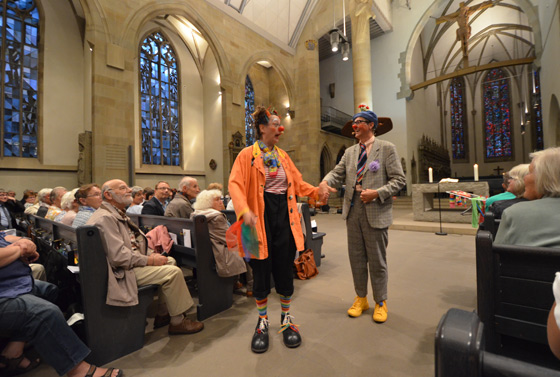 Zum »Aufbrechen« muss man die Kirche verlassen. Das Clown-Duo Annette Heeß und Jörg Danner führte die Predigt des Eröffnungsgottesdienstes clownesk tiefgründig weiter.
