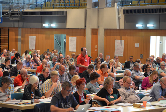 Die Mitglieder der Süddeutschen Jährlichen Konferenz diskutieren über den Bericht der Superintendenten. 