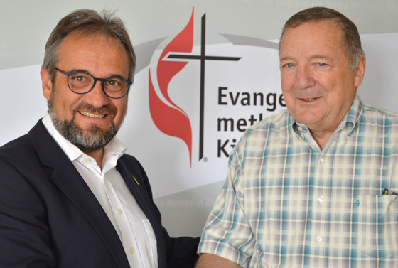 Bischof Harald Rückert (links) verabschiedet George Miller nach vier Jahren Koordinationsarbeit für die Internationalen Gemeinden und Migrantengemeinden der EmK in Deutschland.