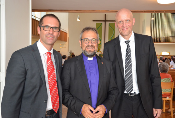 Bischof Harald Rückert (Mitte), flankiert von Tobias Beißwenger (links), dem neuen Superintendenten für den Distrikt Reutlingen, und dessen Vorgänger Johannes Knöller.