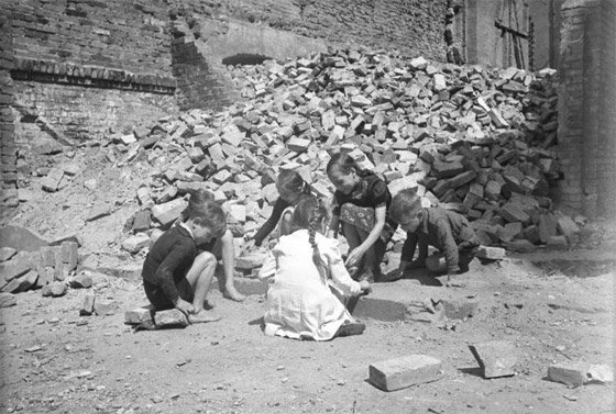 Kinder spielen in Ruinen