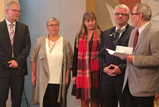 Distriktslaienführer Heinz-Jürgen Sanio verabschiedet und begrüßt Vorgänger und Nachfolger im Amt des Superintendenten. Pastor Rainer Bath (links) mit Ehefrau Eva Sautter und Superintendent Stefan Kraft mit Ehefrau Birgit.