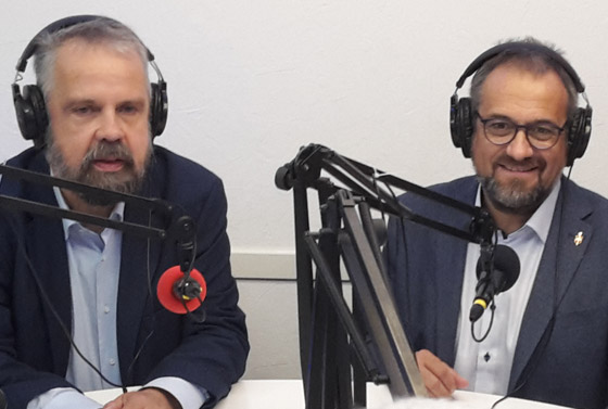Spontanes Live-Interview beim Besuch eines Amsterdamer Lokalradio-Senders: Johannes Welschen (links), Mitglied der Kirchenleitung der Evangelischen Brüder-Unität, und Harald Rückert, Bischof der Evangelisch-methodistischen Kirche.