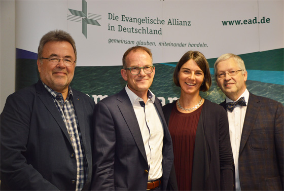 Der Hauptvorstand der Deutschen Evangelischen Allianz wählt Dr. Reinhardt Schink (2. von links) zum neuen Generalsekretär.