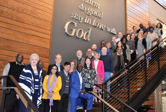 Ein aussagekräftiges Gruppenfoto der Mitglieder der Kommission »Ein Weg in die Zukunft«, aufgenommen während einer Kommissionssitzung im internationalen Verlagshaus der EmK in Nashville im US-Bundesstaat Tennessee.