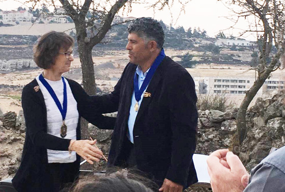 Gillian Kingston, die stellvertretende Vorsitzende des Weltrats Methodistischer Kirchen, überreicht Daoud Nassar den Methodistischen Friedenspreis. Der Geehrte reicht ihn direkt nach der Übergabe an seine Mutter weiter.