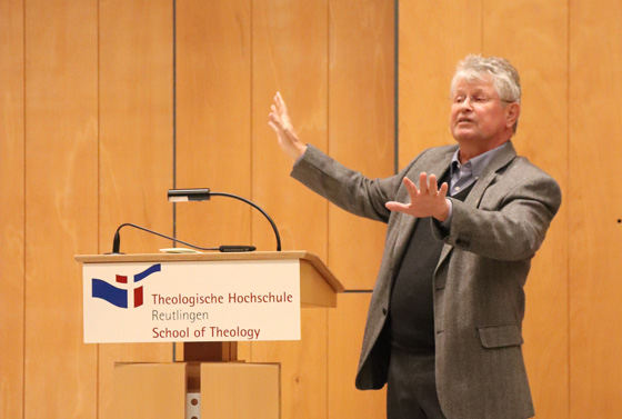 Lebendiger Vortragsredner mit herausforderndem Thema: Prof. Dr. Michael Wörz beim Vortrag über Künstliche Intelligenz.
