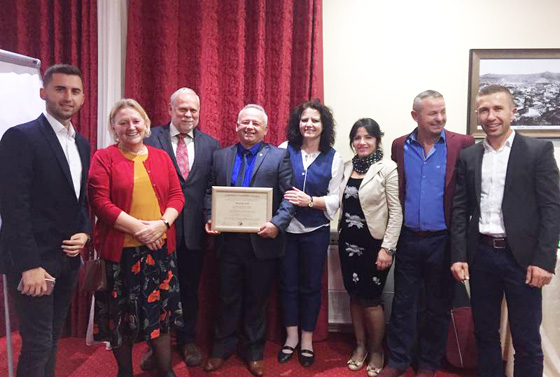 Freude und Dankbarkeit über den erfolgreichen Studienabschluss des methodistischen Studenten Mustafa Isufi (vierter von links; links neben ihm der für Albanien zuständige EmK-Superintendent Wilfried Nausner).