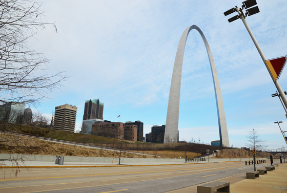 »Eine architektonische Idee muss so einfach wie möglich sein, um Bedeutung und Wirkung zu erzielen« - Eero Saarinen (1910-1961), Architekt des Wahrzeichens von St. Louis.