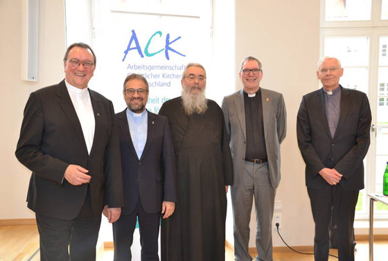 Der neugewählte Vorstand der ACK, v.l.n.r.: Bischof Prof. Dr. Martin Hein, Bischof Harald Rückert, Erzpriester Radu Constantin Miron, Reverend Christopher Easthill, Weihbischof Dr. Nikolaus Schwerdtfeger.