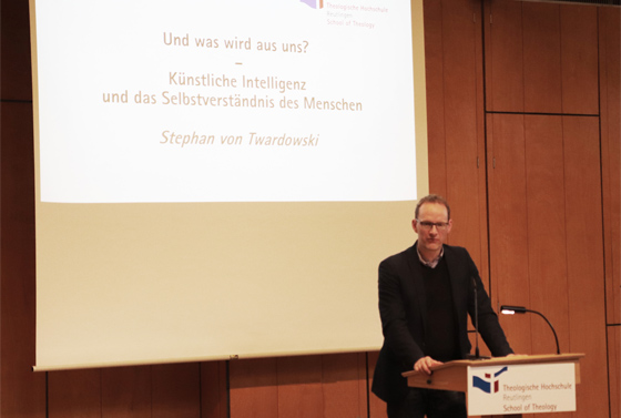 Welche Auswirkungen die Künstliche Intelligenz auf das Selbstverständnis des Menschen hat, erörtert der Reutlinger systematische Theologe Prof. Stephan von Twardowski in einem Vortrag im Rahmen des Studium Generale der drei Reutlinger Hochschulen.