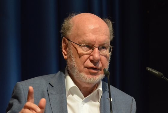 In einem engagierten theologischen Referat wirbt Dr. Manfred Marquardt für das »aufrichtige Herz«, mit dem Grenzen überwunden werden können.