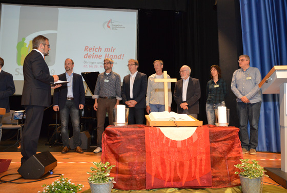 Bischof Harald Rückert ehrt die Jubilare