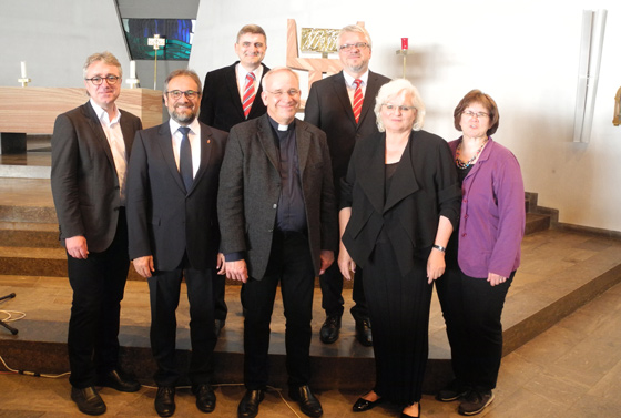 Superintendent Gabriel Straka (von links), Bischof Harald Rückert, Pastor Steffen Klug, Pfarrer Werner Walczak, Superintendent Stefan Kraft, Pfarrerin Cornelia Starosta und Superintendentin Irene Kraft vor Beginn des Gottesdienstes