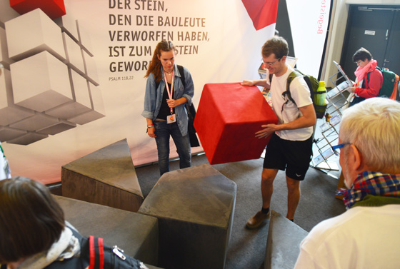Beim Kirchentag in Berlin lud die Mitmach-Aktion beim EmK-Stand zum Puzzeln ein und veranschaulichte damit die Reformation.