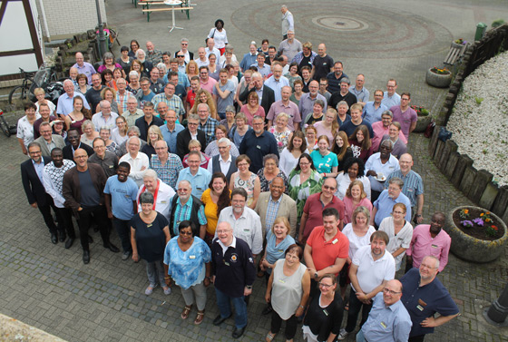 Die Pastoren und Pastorinnen der Norddeutschen Konferenz sowie die gewählten Delegierten