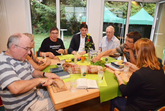 Essen, Gespräch, Grüße, Abendmahl – eine Oase der Erfrischung ist das Feierabendmahl am Freitagabend während des Kirchentags.