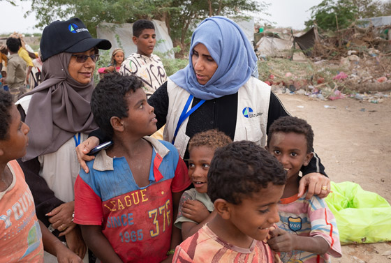 Jemen Juli 2019. Eine Mitarbeiterin der Partnerorganisation FAF vor Ort bei den Not leidenden Menschen.