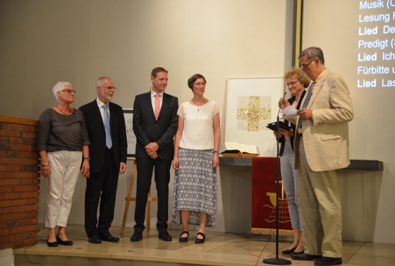 Dank und Begrüßung für den Heidelberger Distrikt überbringen Pastorin Cornelia Trick und Distriktslaienführer Uwe Boldt von den im Taunus gelegenen Gemeinden Brombach und Friedrichsdorf. 