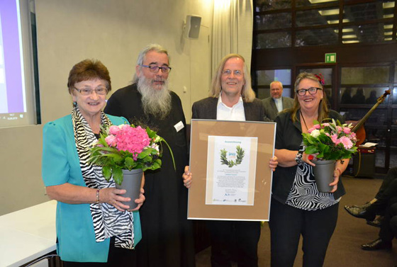 Verleihung des Ökumenepreises 2019 an die »Sodener Passion«, v.l.n.r.: Brunhild Haller (Sodener Passion), Erzpriester Radu Constantin Miron (ACK Deutschland), Pfarrer Dr. Achim Reis und Esther Schaller (beide Sodener Passion) 