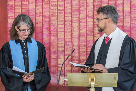 Dorothee Büürma bei ihrer Einführung am 15. September als Pastorin der Evangelisch-methodistischen Kirche in Salzburg. Superintendent Stefan Schröckenfuchs führte sie ins Amt ein.