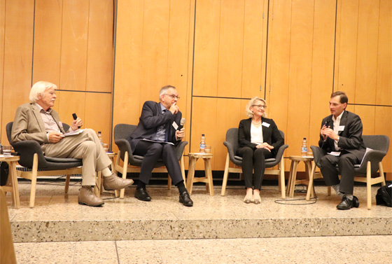Verschiedene Ansatzpunkte beleben die Diskussion. Auf dem Podium in der Aula der Theologischen Hochschule Reutlingen (v.l.n.r.): Prof. Dr. Ulrich Duchrow, Prof. Christof Voigt, Dr. Daniela Eberspächer-Roth, Prof. Dr. Bodo Herzog 