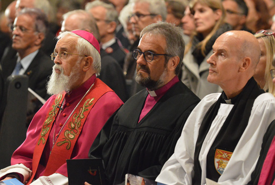 Aktiv beim Zuhören, aktiv im Gottesdienst, aktiv in der Ökumene (v.l.): Dr. Gerhard Feige, Bischof Harald Rückert, Canon Christopher Jage-Bowler