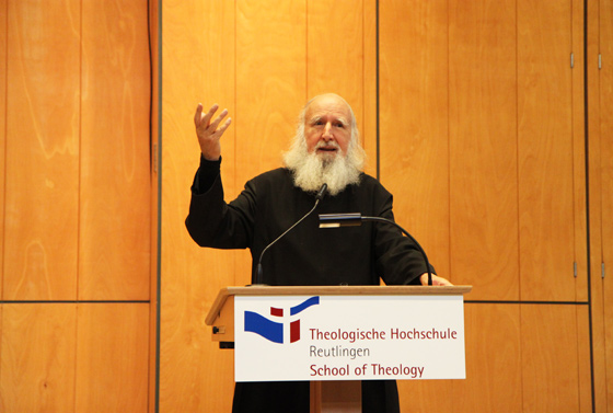 Theologe, Betriebswirt, Buchautor, Benediktiner-Mönch: Pater Anselm Grün bei seinem Vortrag an der Theologischen Hochschule Reutlingen (THR)