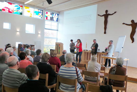 Im Bild sind der als Vortragsraum genutzte, modern gestaltete Gottesdienstraum und das Seminarteam zu sehen. Die positiven Rückmeldungen zu diesem Tag bestätigten die drängende Aktualität dieses Themas. 