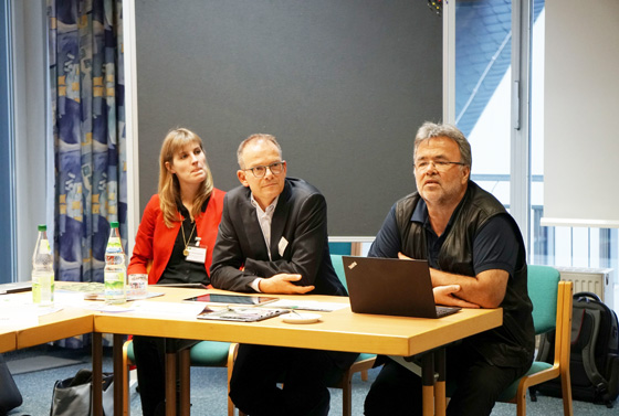 von links: Dr. Verena Hammes (Geschäftsführerin der ACK), Dr. Reinhardt Schink (Generalsekretär der DEA) und Ekkehart Vetter (Vorsitzender der DEA).