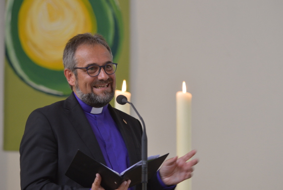 »Unsere Welt im Schatten ihrer selbst angezündeten, gleißenden und doch oft kalten Lichter wird auf Jesus Christus verwiesen, das Licht der Welt.« – Bischof Harald Rückert in seinen Gedanken zu Weihnachten.