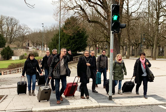 Nach erfolgreichem Abschluss der vierten Sitzung des Runden Tischs freuen sich dessen Mitglieder zusammen mit Bischof Harald Rückert (Mitte) an einer der Fuldaer »Bischofsampeln« über »grünes Licht für den weiteren Weg«.