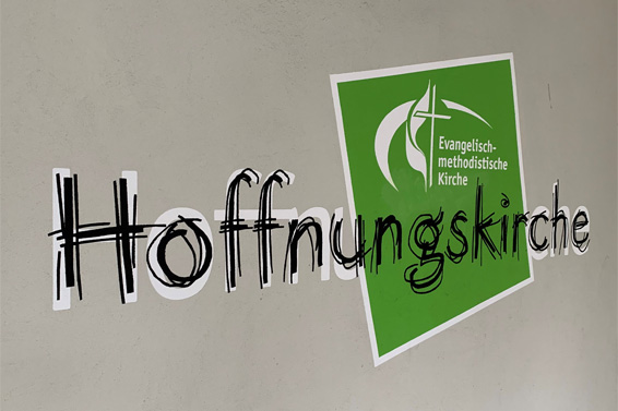Am Eingang signalisiert die Stuttgarter EmK-Gemeinde mit ihrem Namen »Hoffnungskirche« ganz deutlich ihre Botschaft für die Umgebung: in dieser Gemeinde soll die Hoffnung Raum haben.