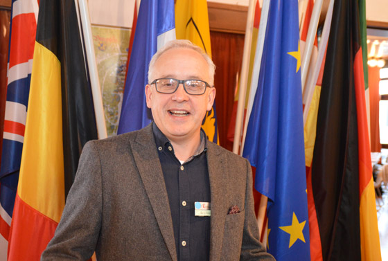 Fahnen prägten das Leben von Barry Sloan und teilten die Welt in »wir« und »die«. Wie der christliche Glaube ihm eine andere Weltsicht vermittelt und diese auch den Brexit übersteht, erzählt er in einem Blog-Beitrag.