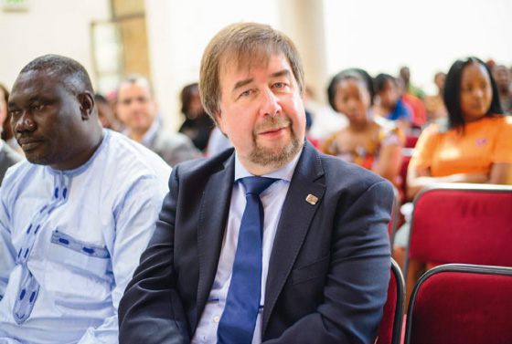 Pastor Uwe Onnen bei einem Gottesdienst in der Afrika-Universität in Mutare.
