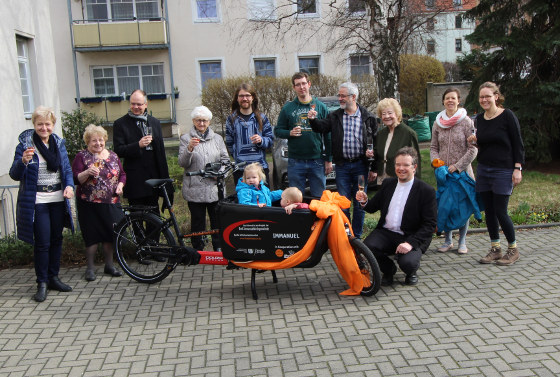 Die EmK-Gemeinde »Dresden Immanuel« nimmt ihr Lastenfahrrad »Immanuel« Anfang März in Betrieb. In Hocke vor dem Fahrrad: der Initiator und Gemeindepastor Philipp Weismann.