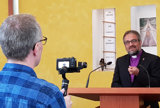 Aufnahme vom »Film-Set« zur Aufnahme des Gottesdienstes zu Karfreitag mit Bischof Harald Rückert