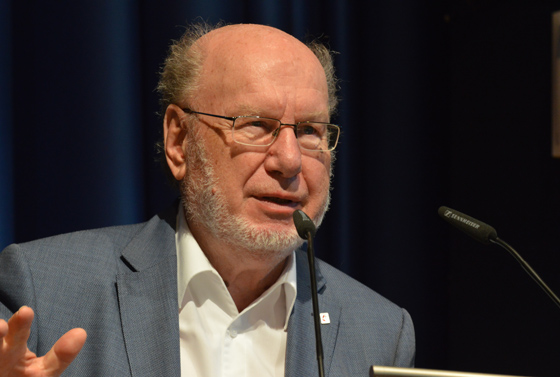 Ein leidenschaftlicher Lehrer in seinem Element – der ehemalige Rektor und Professor für Systematische Theologie an der TH Reutlingen: Manfred Marquardt.