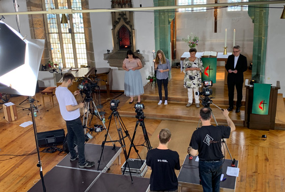 Viel Technik, ein stark veränderter Gottesdienstraum und 26 mitwirkende Personen. Das war das »Film-Set« in der Erfurter Ägidienkirche zur Vorproduktion des Sendungsgottesdienstes mit Bischof Harald Rückert.