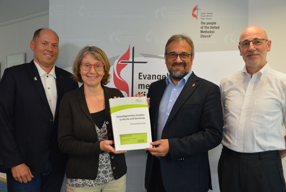 von links: Stefan Weiland (EmK-Kontaktstelle für Umweltmanagement), Carmen Ketterl (kirchliche Umweltauditorin), Bischof Harald Rückert, Ruthardt Prager (Leiter der Kirchenkanzlei)
