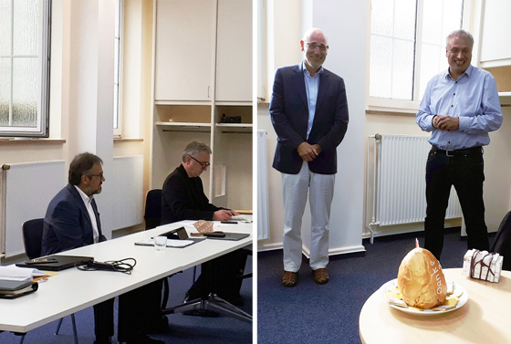 Arbeiten mit coronabedingten Mindestabständen. Bischof Rückert und der Superintendent des Berliner Distrikts, Gabriel Straka. Rechts der neue Schatzmeister der Norddeutschen Konferenz Ruthardt Prager zusammen mit seinem Vorgänger Andreas Kraft.