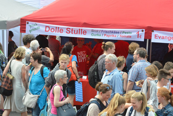 So eng wird es beim 3. Ökumenischen Kirchentag in Frankfurt nicht zugehen können. Die bis dahin wohl noch gültigen Hygieneauflagen anlässlich der Corona-Pandemie werden die Publikumszahlen deutlich reduzieren.