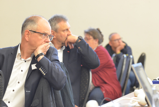 Zuhörer bei der Ostdeutschen Jährlichen Konferenz während der Beratung des Kompromiss-Vorschlags des »Runden Tischs«. Im Vordergrund die Superintendenten Christhard Rüdiger (Distrikt Dresden; links) und Werner Philipp (Distrikt Zwickau).