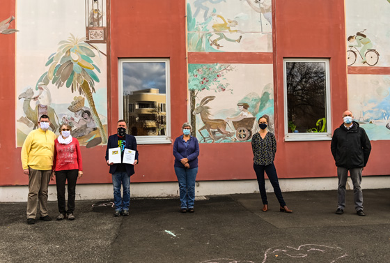 Ehrwürdiger Einsatzort: Das mit dem unterfränkischen Integrationspreis geehrte Leseteam der EmK am Einsatzort der Würzburger Mönchbergschule.