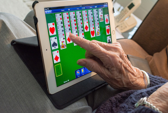 Spiele können den Zugang zum Umgang mit digitalen Geräten erleichtern.