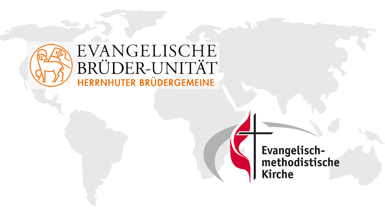 Die Logos der beiden Kirchen. Die Evangelische Brüder-Unität mit dem Gotteslamm, das seit ältester Zeit im Christentum für Jesus Christus steht. Das Logo der Evangelisch-methodistischen Kirche ist stark von den beiden roten Flammen geprägt.
