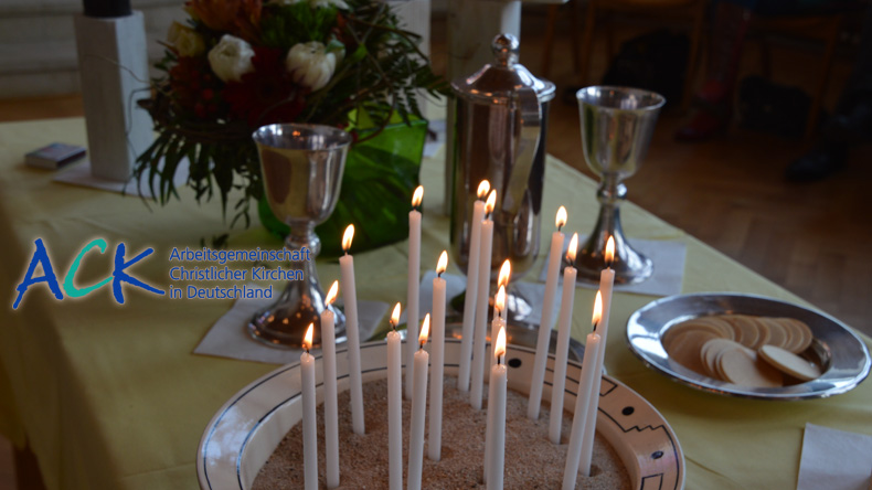 Die Christen feiern den sonntäglichen Gottesdienst als Mittelpunkt des Lebens der Kirche. Damit betonen sie die Bedeutung, dass der Sonntag ein Tag für den Menschen ist.